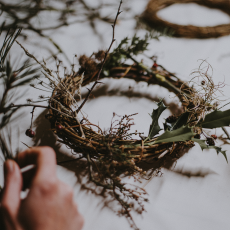 リースをつくっている